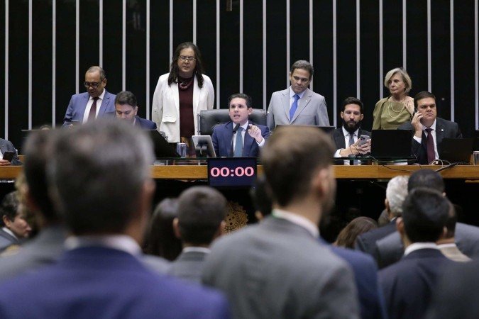 Motta (C) argumentou que a iniciativa de votar a proposta se deu após 