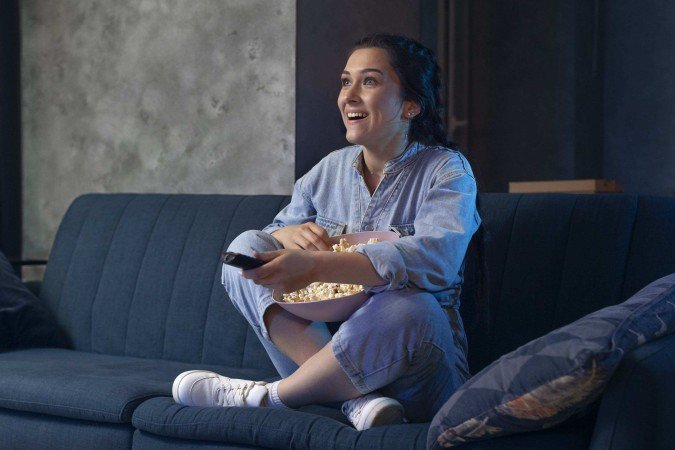 Assistir a séries sem parar, o famoso maratonar, pode ajudar a tornar as histórias mais memoráveis -  (crédito: Reprodução/Freepik)