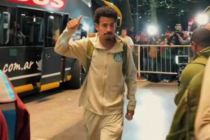 Palmeiras foi recepcionado pela torcida na chegada do hotel - (crédito: Foto: Reprodução) Palmeiras foi recepcionado pela torcida na chegada do hotel - (crédito: Foto: Reprodução)