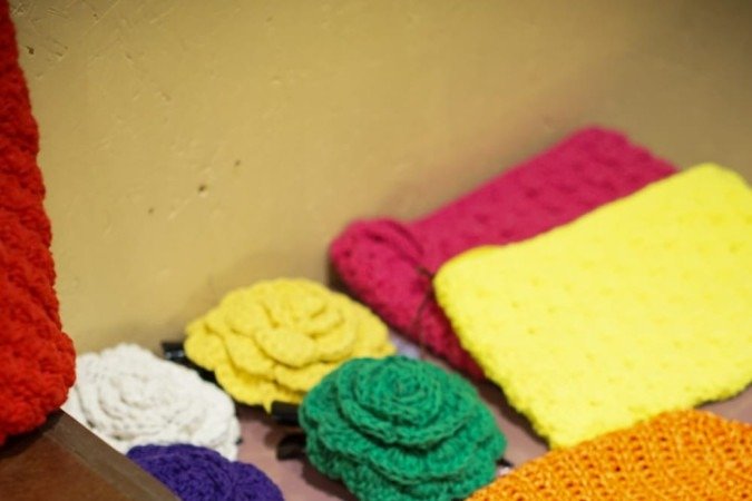 Além de peças de roupas, a técnica é utilizada em bolsas e assessórios para cabelo