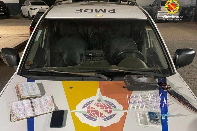 Foragido da justiça e homem com drogas são presos em barbearia na Estrutural