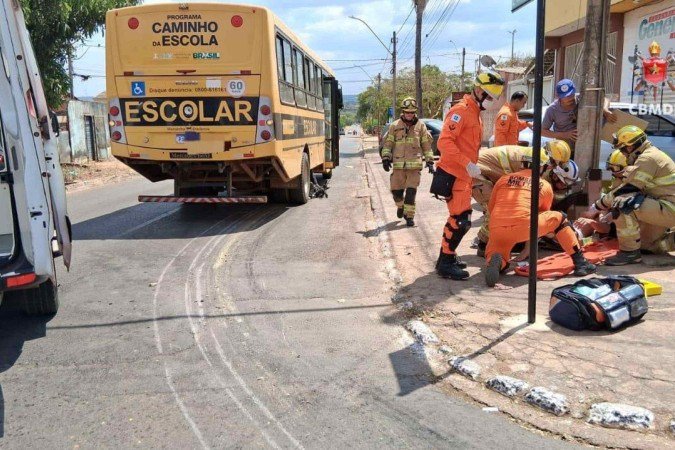 Motociclista teve fratura exposta após colisão com ônibus escolar em Planaltina
- (crédito: CBMDF/Divulgação) Motociclista teve fratura exposta após colisão com ônibus escolar em Planaltina
- (crédito: CBMDF/Divulgação)