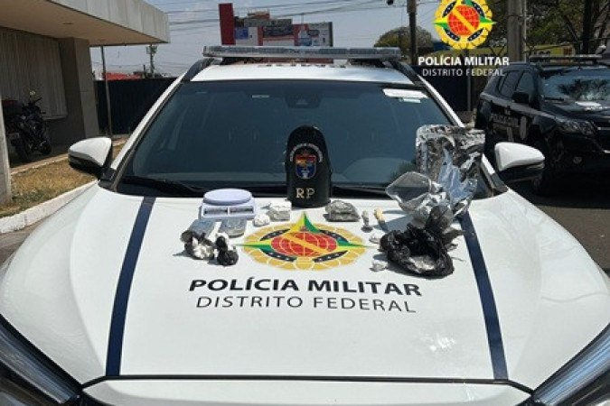 Suspeito foi preso com drogas, facas, balanças de precisão e material para mistura de entorpecentes - (crédito: PMDF/Divulgação) Suspeito foi preso com drogas, facas, balanças de precisão e material para mistura de entorpecentes - (crédito: PMDF/Divulgação)