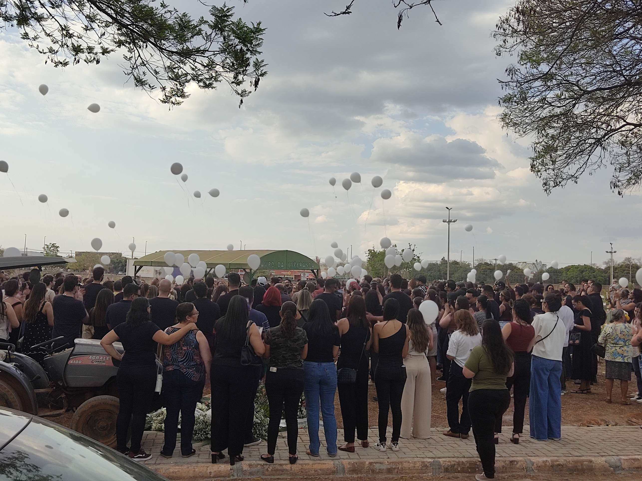 Sob forte comoção, amigos e parentes se despedem do cantor Gaelzin