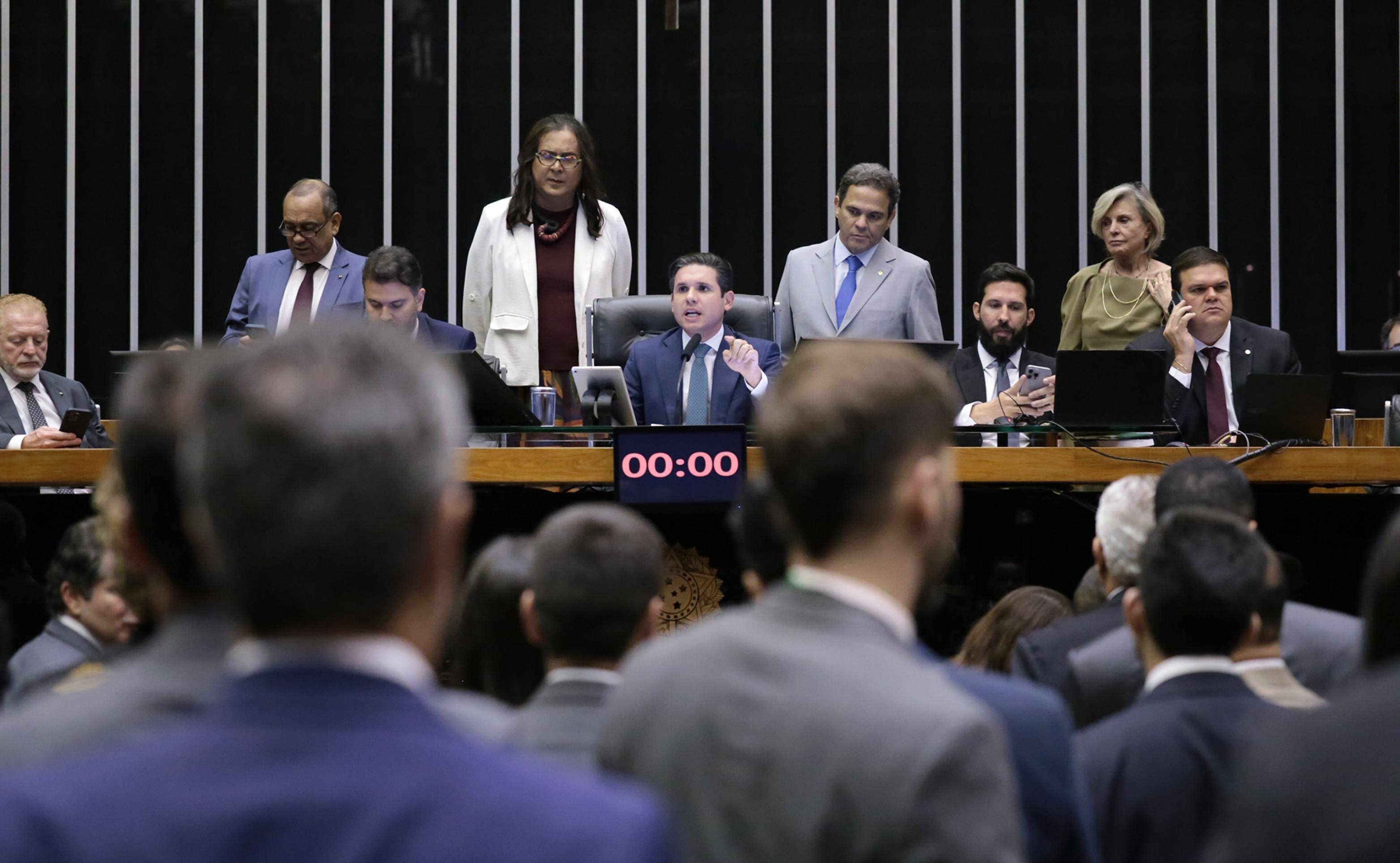 Motta (C) argumentou que a iniciativa de votar a proposta se deu após 'abusos' que teriam sido sofridos por deputados e senadores -  (crédito: Kayo Magalhães / Câmara dos Deputados)