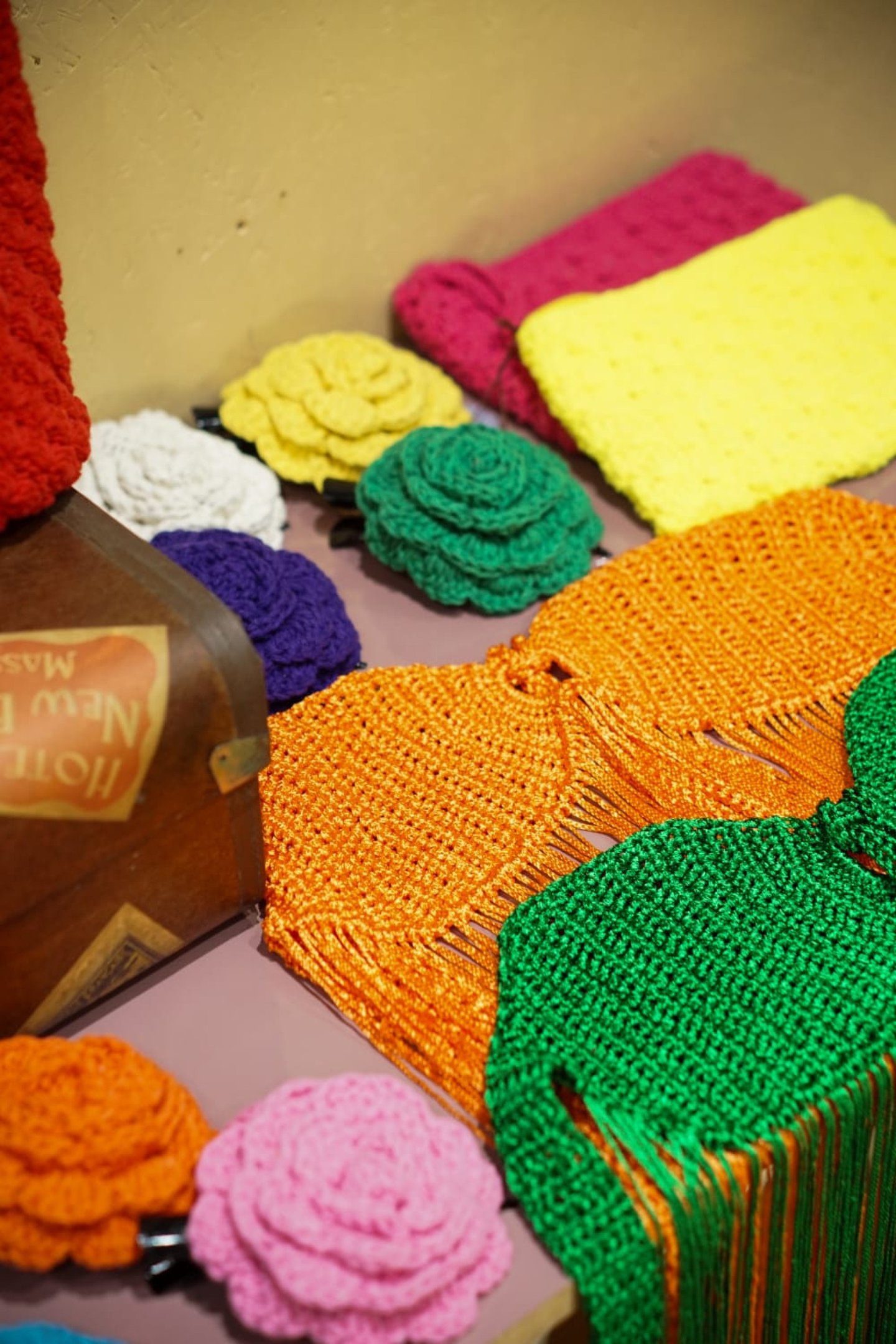 Além de peças de roupas, a técnica também é utilizada em bolsas e assessórios para cabelo.