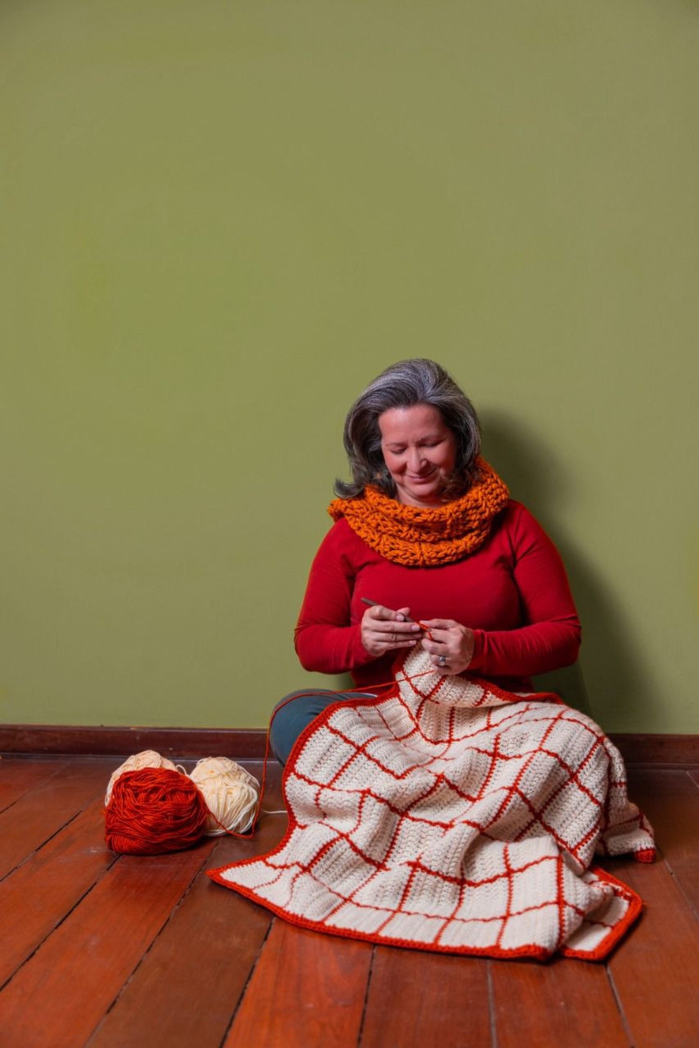 Para Flávia, a peça não é apenas uma roupa, é também a história de quem a produziu