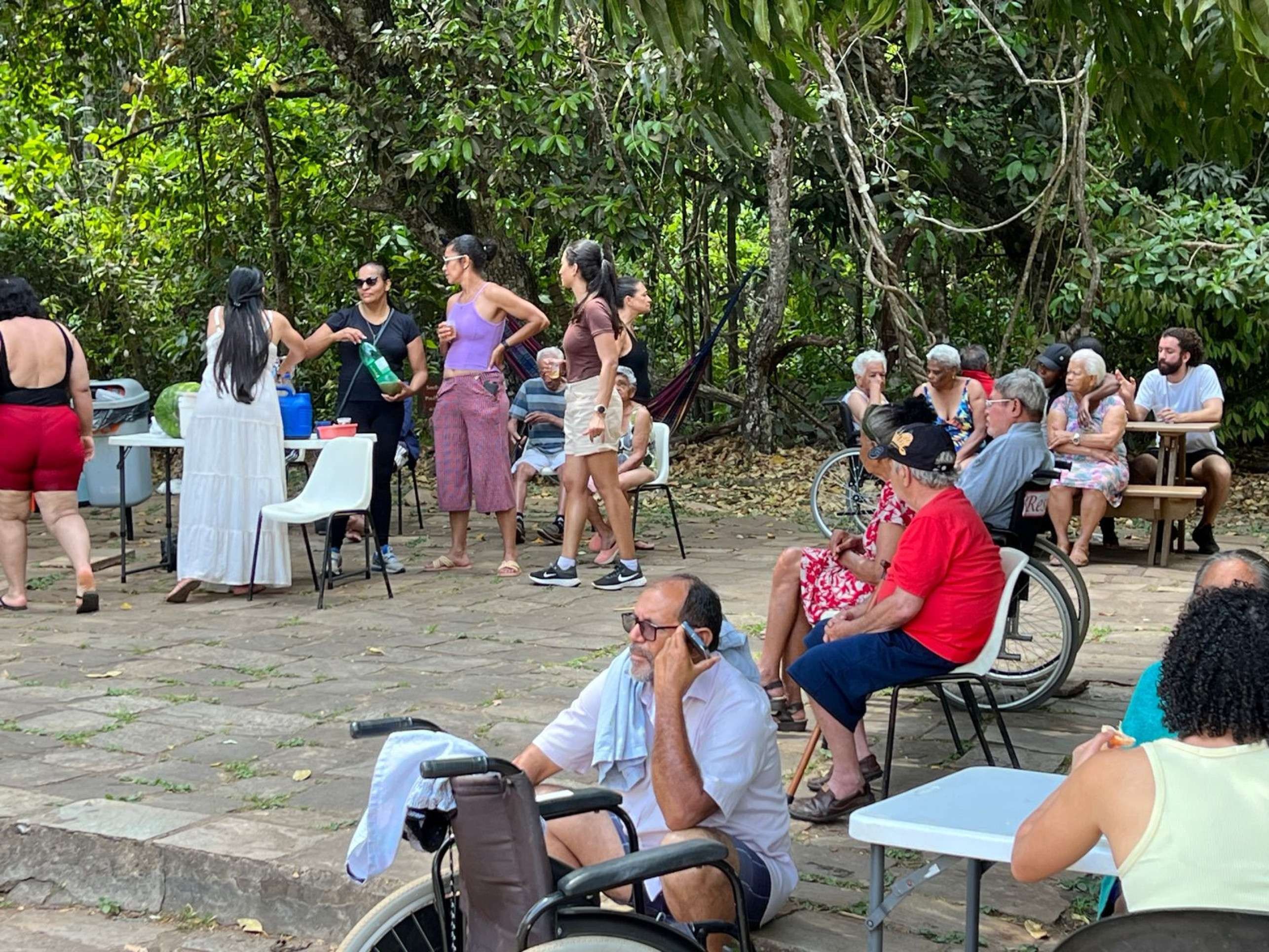 Lar dos Velhinhos de Sobradinho leva idosos para passeio na Água Mineral