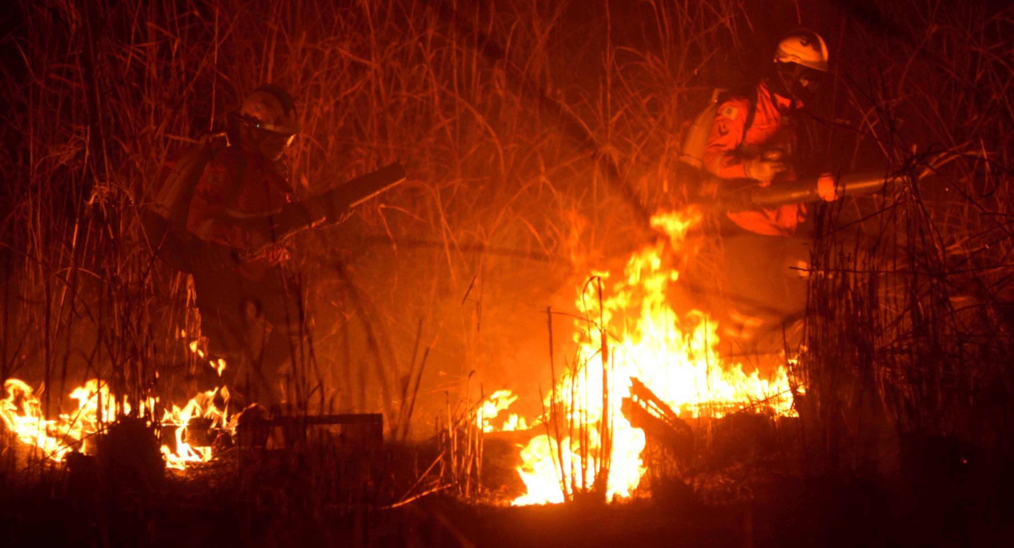 Fogo na noite de segunda (15), próximo à Diretoria de Vigilância Ambiental em Saúde