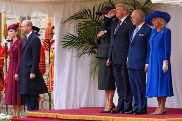  Trump e sua esposa, Melania, foram recebidos ao desembarcar do helicóptero pelo príncipe e princesa de Gales, William e Kate, e pelo rei Charles III e pela rainha Camilla -  (crédito:  Kirsty Wigglesworth / POOL / AFP)
