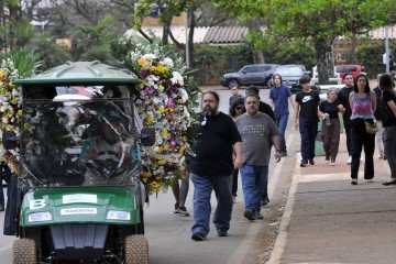  17/09/2025. Crédito: Minervino Júnior/CB/D.A Press. Brasil.  Brasilia - DF. Velório e cremação do músico Luis Henrique Soares (PIL) no cemitério Campo da Esperança.