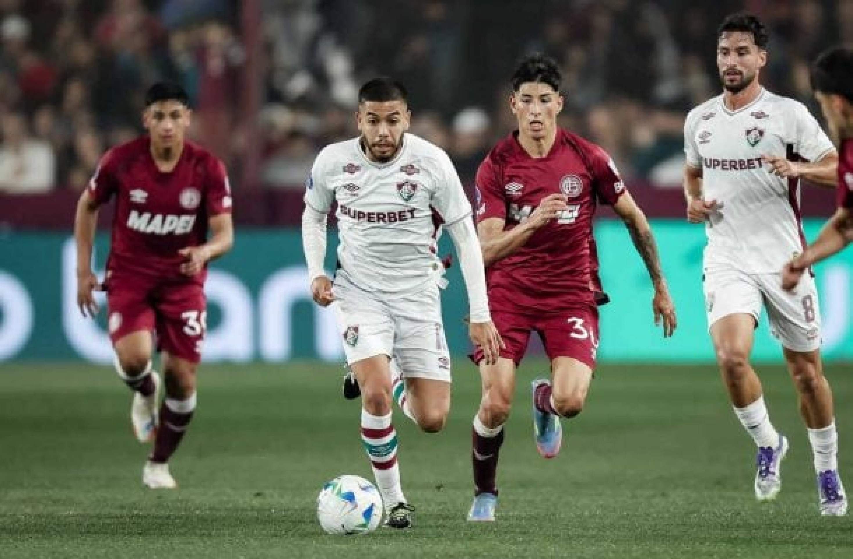 Nonato fala sobre briga por posição com Lucho e Ganso: “Só ajuda o Fluminense”