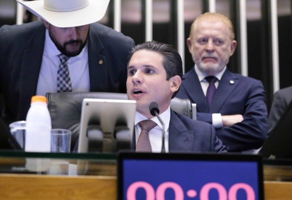 Presidente Hugo Motta (Republicanos-PB) bancou a manobra feita pelo relator para votar em conjunto os dois destaques mais polêmicos do texto - (crédito: Kayo Magalhaes/Câmara)