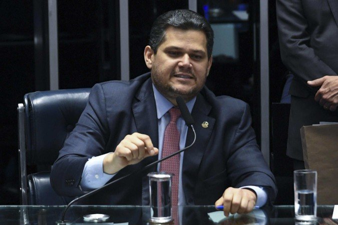 Alcolumbre dispara contra Eduardo Bolsonaro: 'Não dá para aceitar essas agressões'