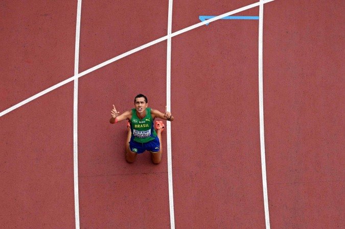Caio Bonfim levará a experiência de prata dos 35km para a sua especialidade, o percurso de 20km -  (crédito: Antonin Thuillier/AFP)