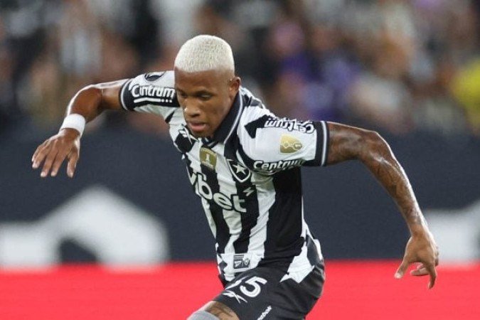 DANILO - Mordeu muito e não desistiu de perseguir os meias do time paulista. Participou, também, do primeiro gol, acionando Santi. É só o treinador não inventar que ele sabe jogar. Saiu, no intervalo, com um desconforto para a entrada de Newton - NOTA: 7,0 - Foto: Vitor Silva/Botafogo  