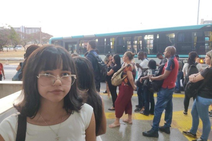 A estudante Yana Garrido afirma que sobra pouco dinheiro de seu salário para aproveitar no fim do mês