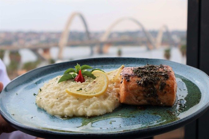 Salmão cinco ervas do Restaurante Santé Lago 
       -  (crédito:  Bruna Gaston CB/DA Press)