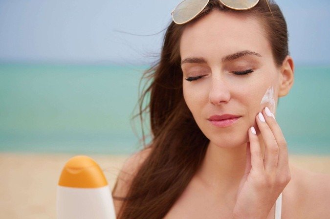 O uso diário do protetor é fundamental mesmo em dias nublados, chuvosos ou em ambientes internos -  (crédito: Reprodução/FREEPIK)