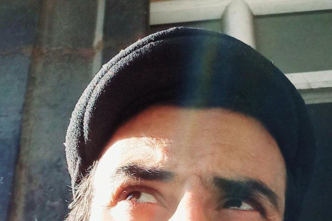 Ahmed Muhanna utiliza carvão e grãos de café para fazer os desenhos 