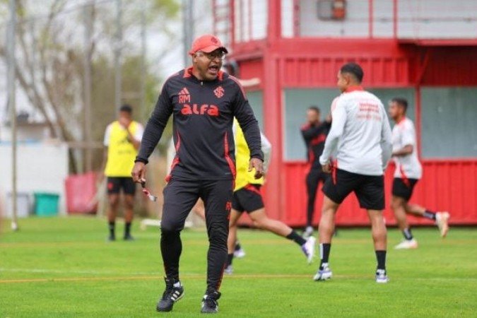 Esquema tático com três zagueiros é possível trunfo do Internacional para surpreender o Grêmio -  (crédito: Foto: Ricardo Duarte / Internacional)