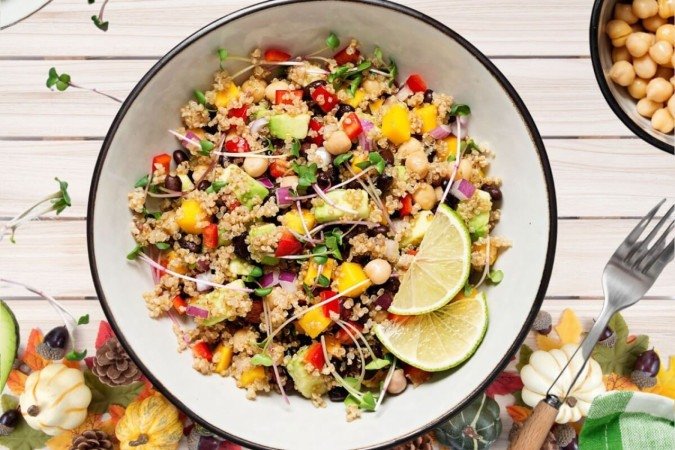 Salada de quinoa com grão-de-bico e abacate (Imagem: Jbi Shah | Shutterstock)  -  (crédito: EdiCase)