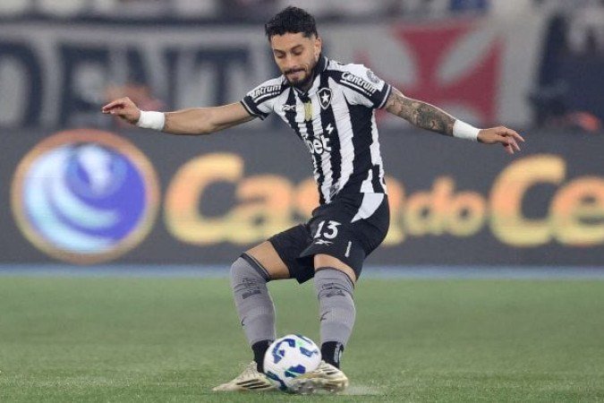 TELLES - Atento, realizou um corte providencial para evitar uma finalização de Cristian na área alvinegra. No ataque, de forma involuntária, ao tentar um chutre quasse da meia-lua, conferiu uma assistência para Chris marcar. Saiu, na etapa final, para a entrada de Cuiabano - NOTA: 6,5  - Foto: Vitor Silva/Botafogo 