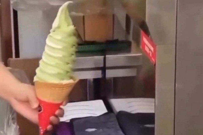 Rede de fast food chinesa serve sorvete em casquinha de forma inusitada