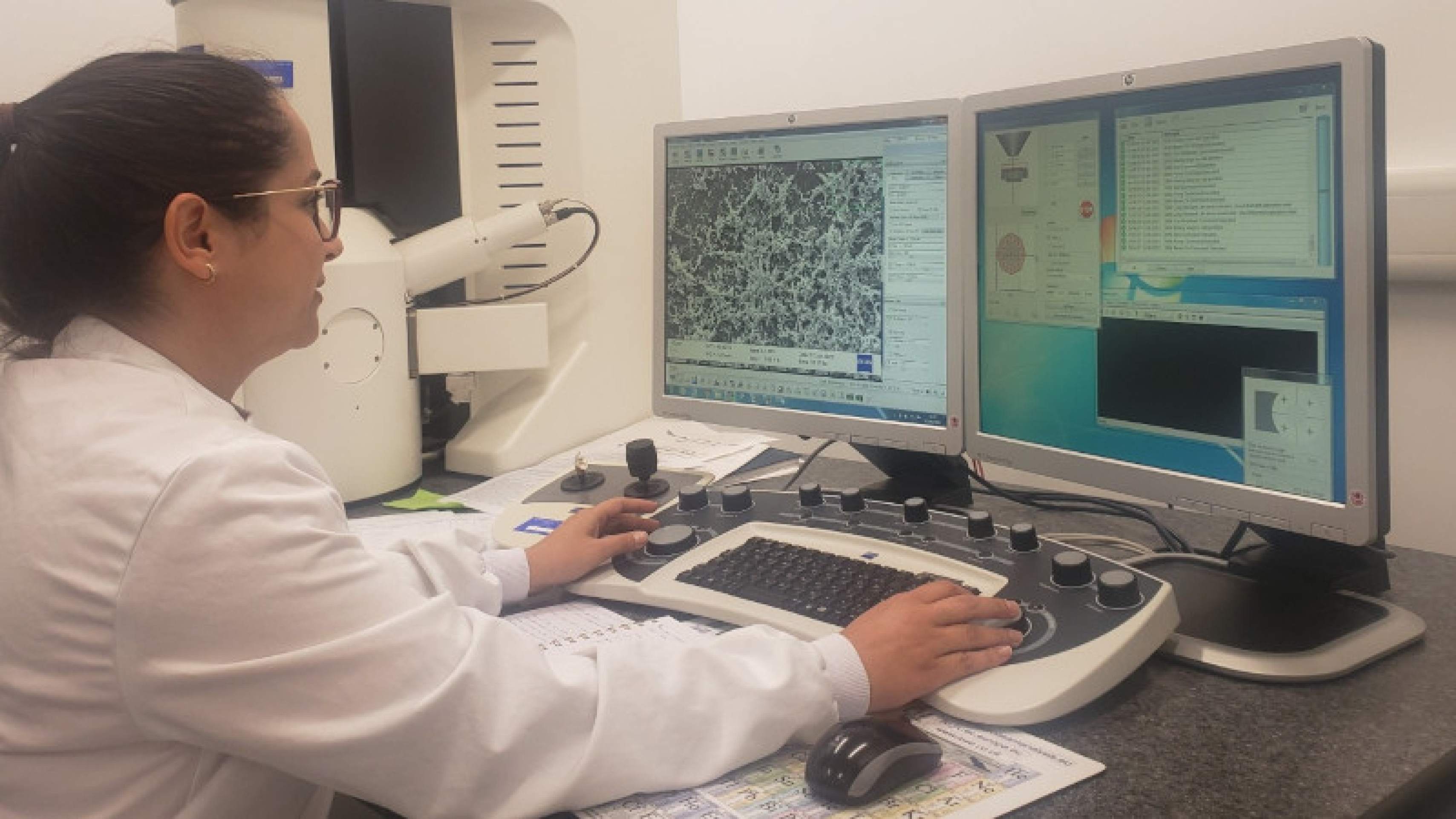 Sales no laboratório da Faculdade de Odontologia da Universidade de Birmingham, onde realizou estágio com financiamento da FAPESP