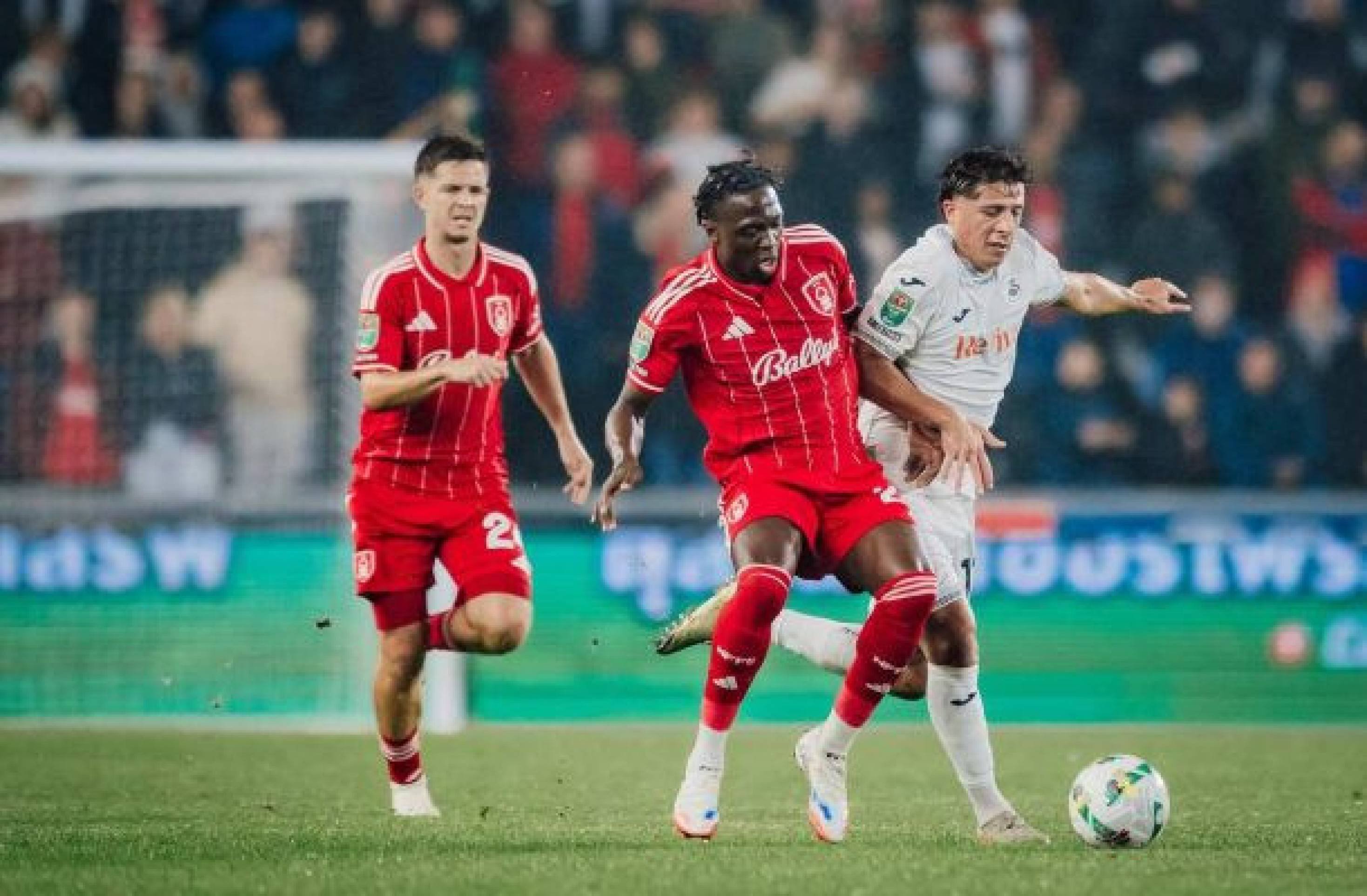 Igor Jesus brilha, mas Nottingham sofre virada e cai da Copa da Liga