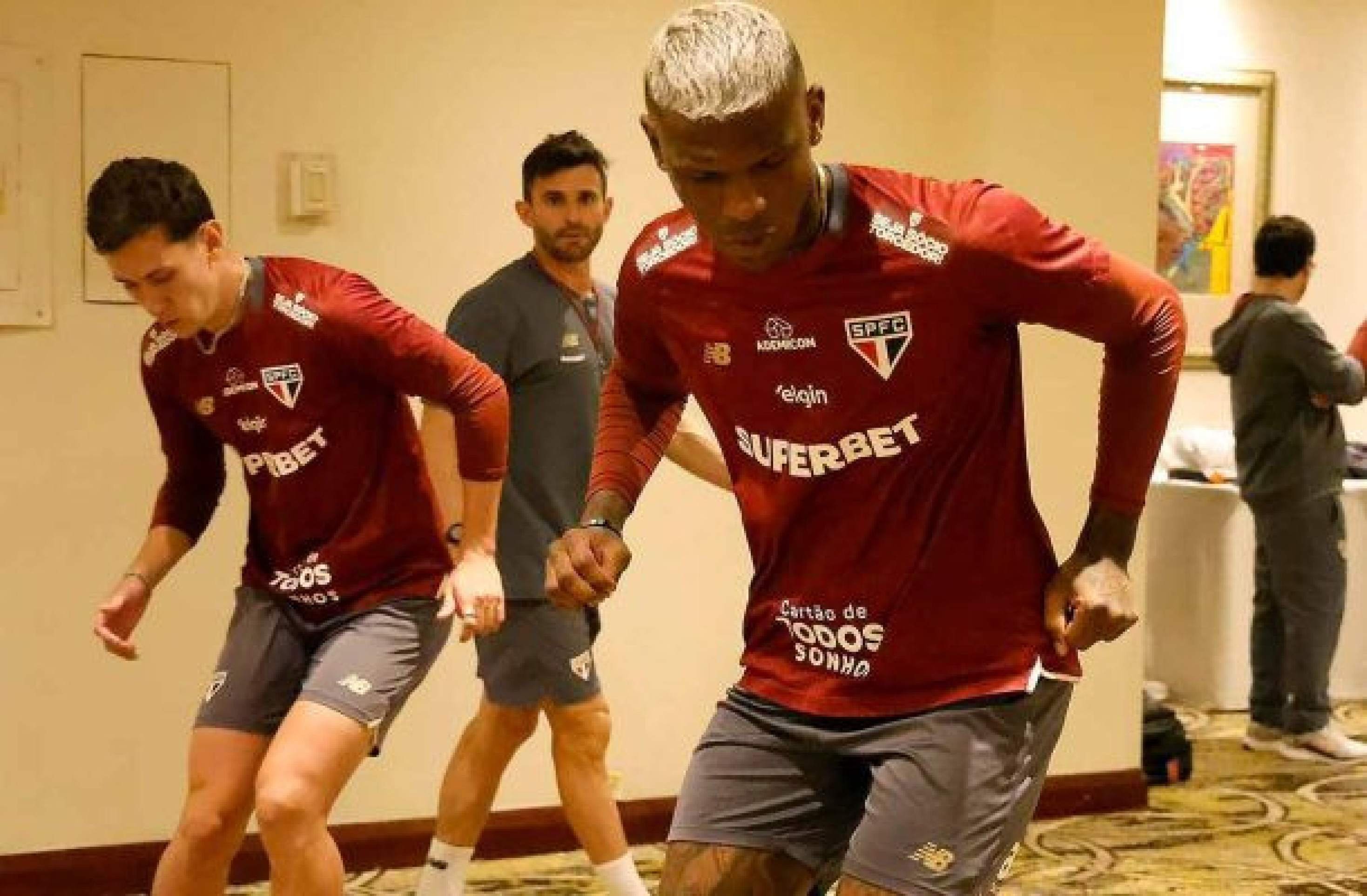 São Paulo desembarca em Quito e realiza trabalho no hotel