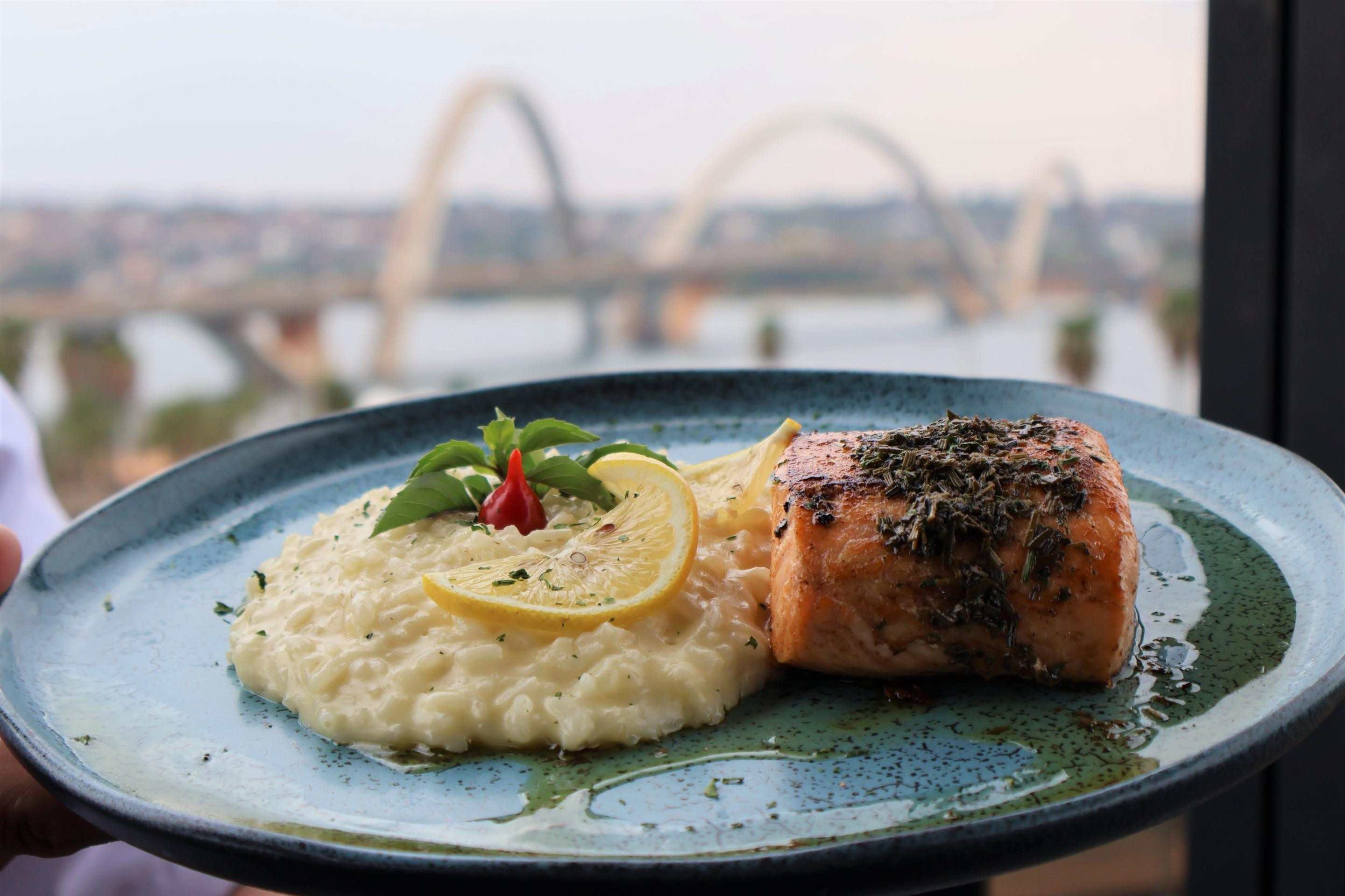 Saiba onde saborear uma refeição com vista privilegiada 