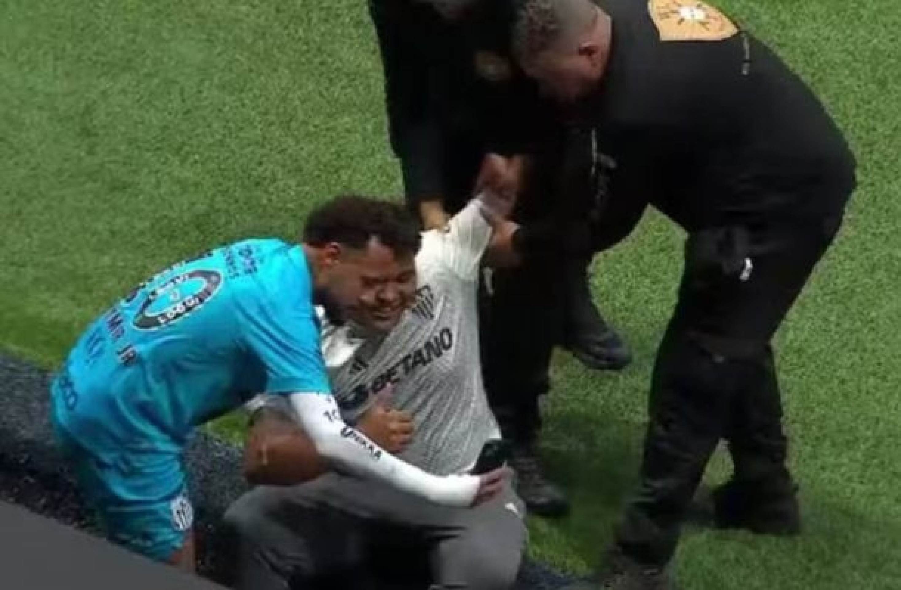 Atlético suspende da Arena MRV torcedor que invadiu gramado para selfie com Neymar