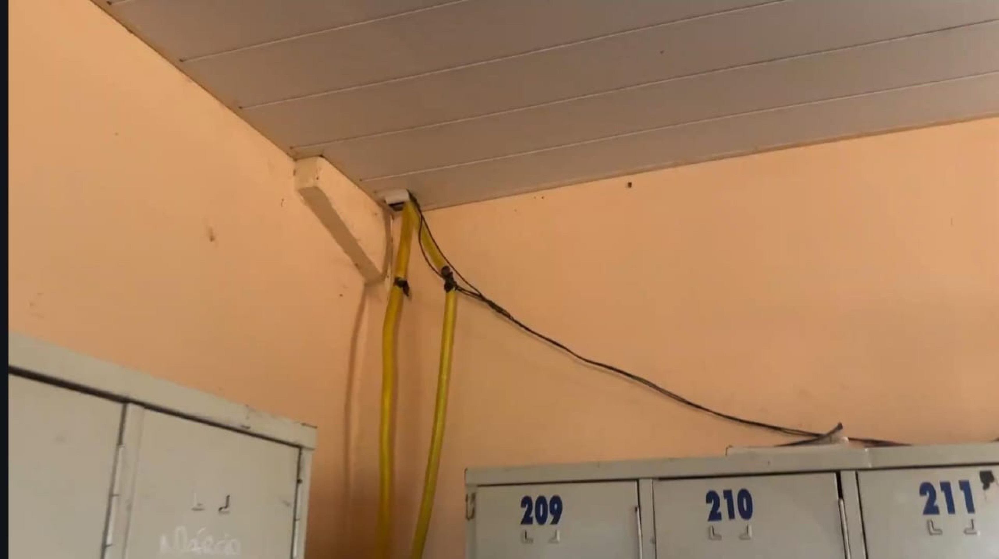 Fiação exposta também foi alvo de denúncia