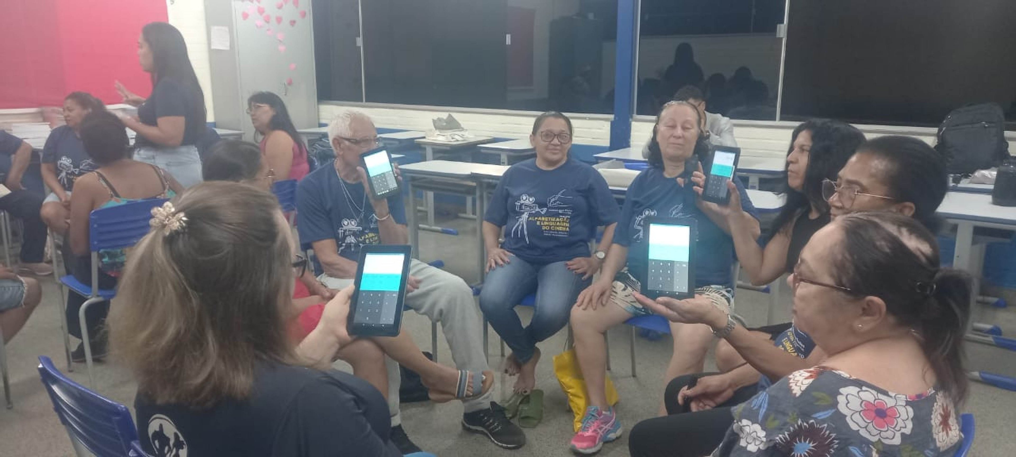 Turma durante oficina de cinema e inclusão digital: ao final, cada grupo produz seu próprio curta-metragem