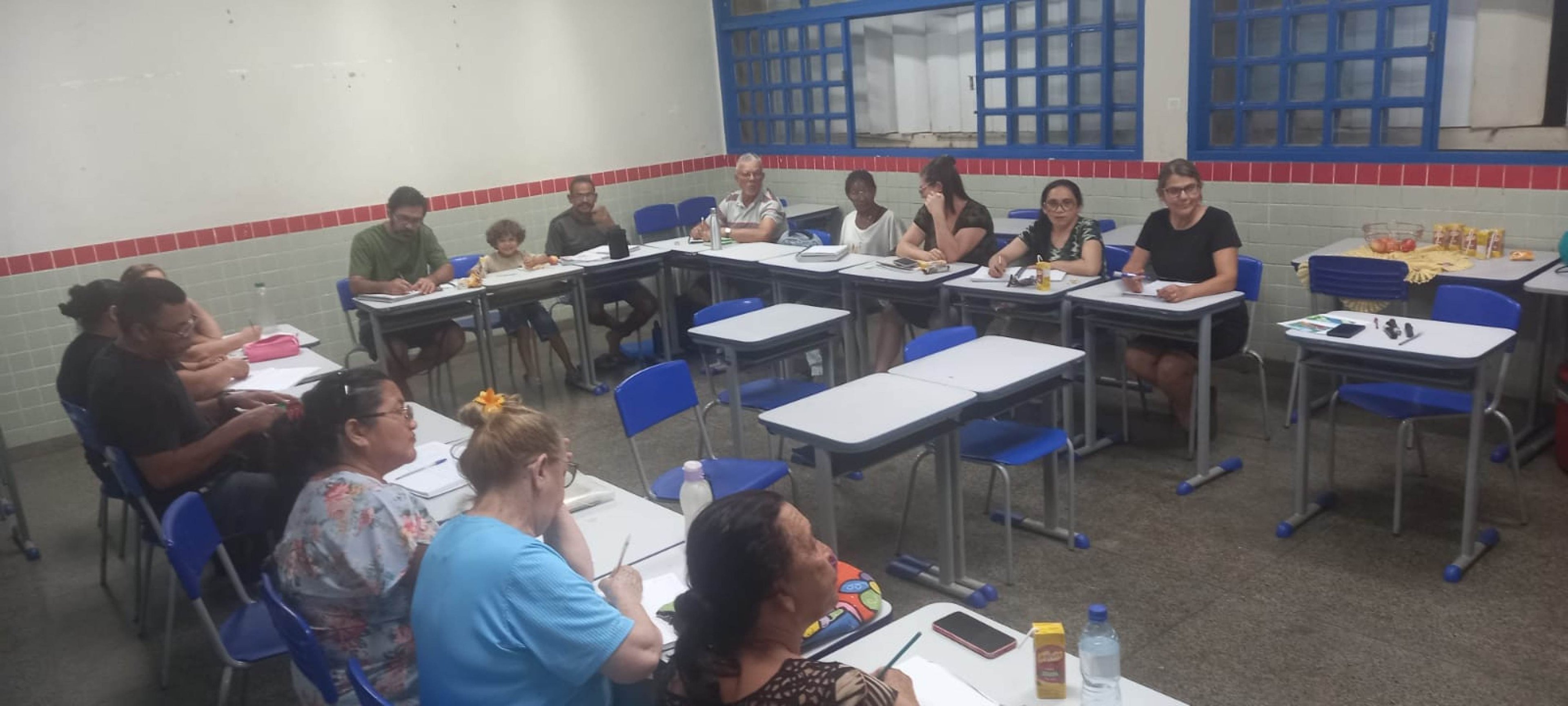 O trabalho é coletivo e baseado na metodologia freiriana.