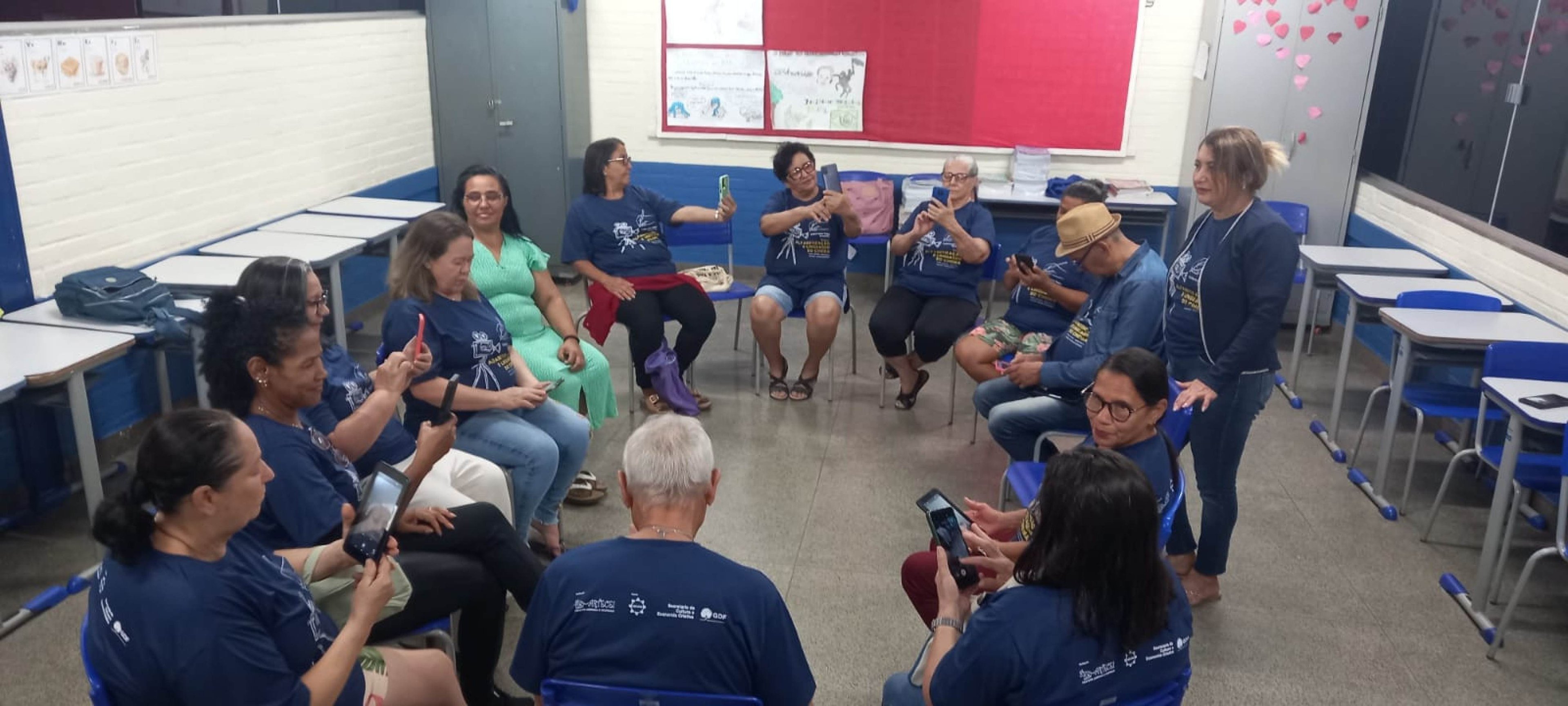 Alfabetizandos participam de cine-debate em Ceilândia. O método inclui reflexão crítica sobre o cotidiano