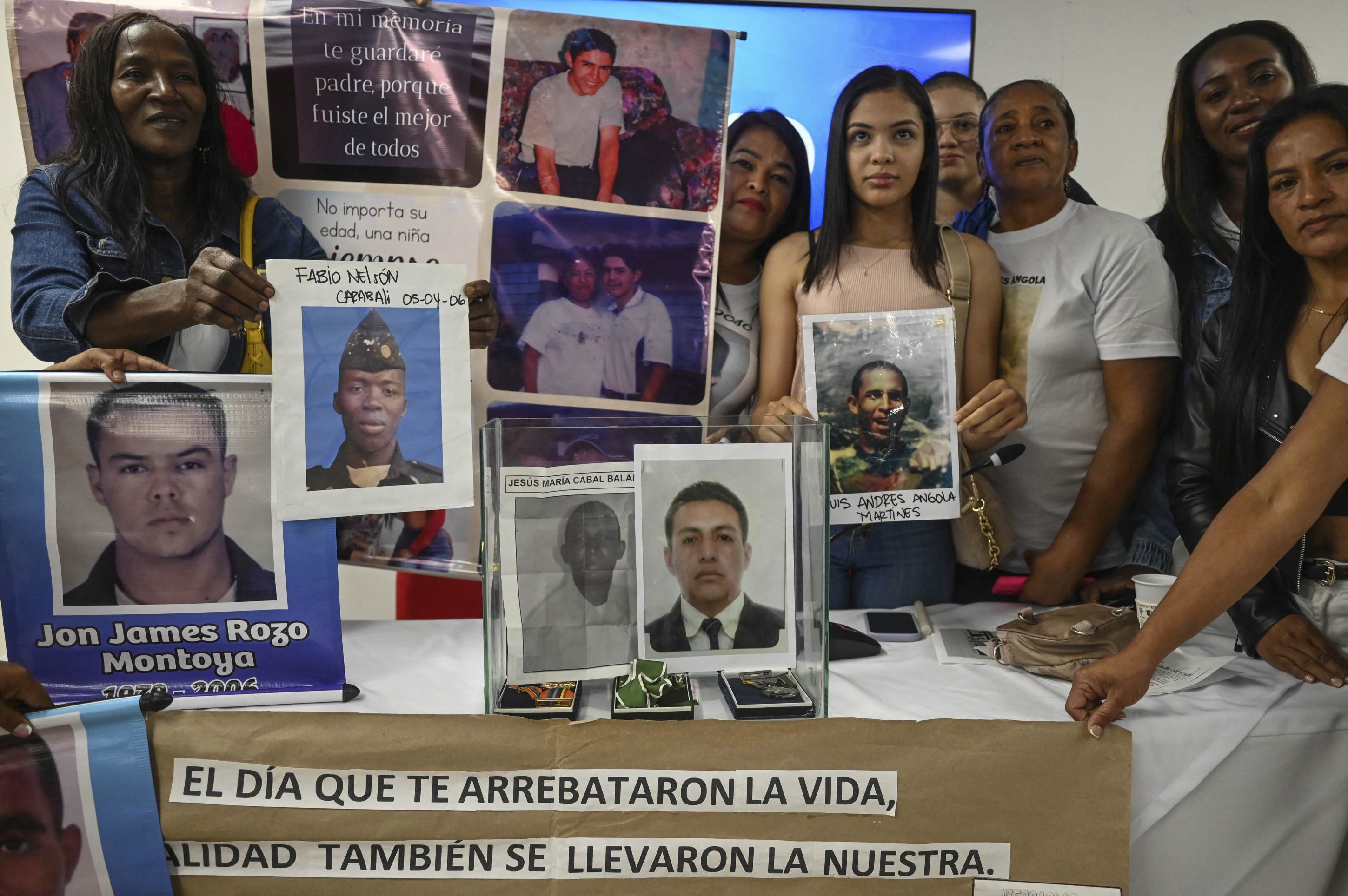 Colômbia inicia acerto de contas com passado de morte e sequestro