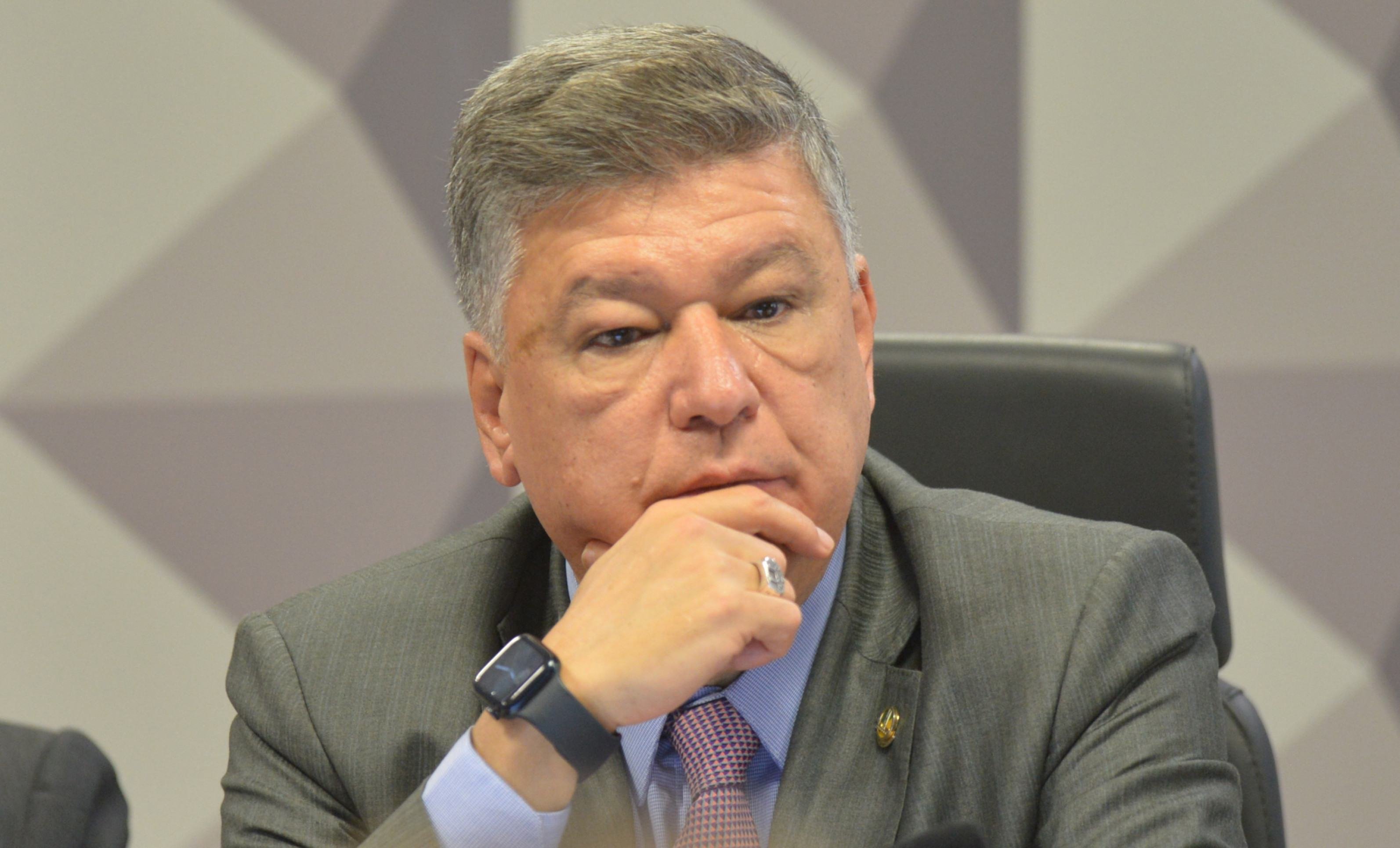 Presidente da CPMI do INSS anuncia diagnóstico de tumor