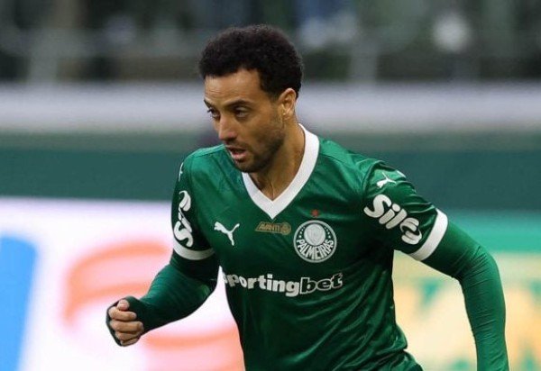FELIPE ANDERSON     Assim como seus companheiros de meio de campo, saiu-se muito bem. Com seu bom posicionamento, o time ganhou a disputa na zona de criação. Passes corretos e seguros.  NOTA: 7,0 — Foto: Cesar Greco / Palmeiras