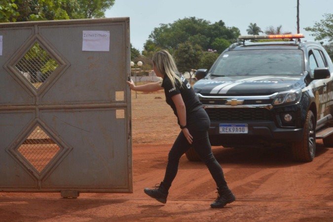 Cartaz no portão da clínica no Lago Oeste avisa a interdição