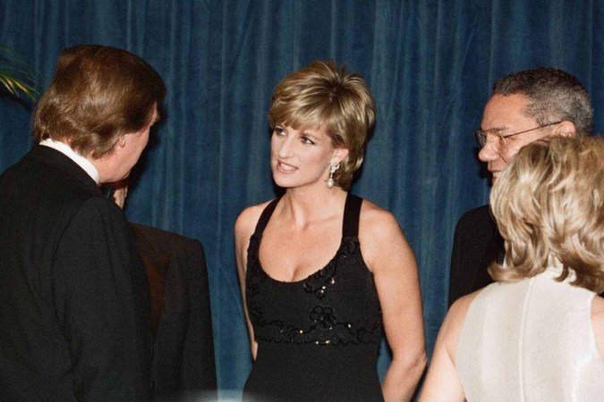 O primeiro-ministro britânico Keir Starmer entrega ao presidente Trump um convite do rei Charles 3º no Salão Oval - (crédito: Getty Images) O primeiro-ministro britânico Keir Starmer entrega ao presidente Trump um convite do rei Charles 3º no Salão Oval - (crédito: Getty Images)