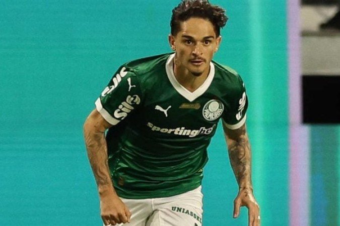 KHELLVEN     É um lateral de alto poder ofensivo e mostrou isso, aparecendo com eficiência pela direita e chegando perto da área. Quase fez um belo gol de fora da área, mas Armani salvou.  Na defesa, teve algum problema quando o River Plate atacou com dois jogadores pelo seu setor, mas teve atuação defensiva correta.  NOTA: 7,0 — Foto: Cesar Greco / Palmeiras