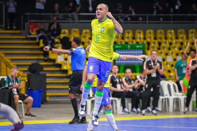 O pivô Fabinho comemora o primeiro gol do Brasil na vitória contra a Guatemala, no Ginásio Nilson Nelson -  (crédito: Jo Marcone/CBF)