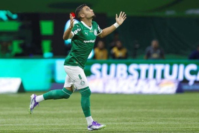 ANDREAS PEREIRA     Parece que está há tempos no Palmeiras — e não no seu primeiro jogo como titular. Gerenciou bem as jogadas no meio de campo e foi impecável na bola parada:  Um escanteio na cabeça de Gustavo Gómez (gol), outro na cabeça de Lucas Evangelista (trave), e ainda participou ativamente do gol de Vitor Roque.  NOTA: 8,0 — Foto: Cesar Greco / Palmeiras