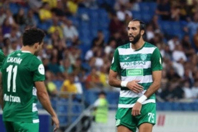 VAR anula expulsão e zagueiro precisa recuperar camisa na torcida