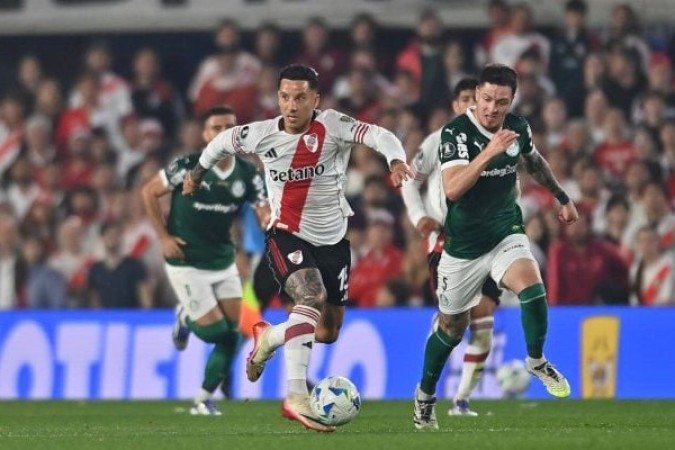 RIVER PLATE  O primeiro tempo do River Plate foi patético, com o time completamente perdido, quase indo para o intervalo goleado. O esquema com três zagueiros foi um desastre. Na etapa final, com o Verdão recuando demais, o River cresceu, conseguiu descontar e quase empatou. Martínez Quarta, que entrou no intervalo, arrumou a defesa e ainda fez o gol dos argentinos,  foi o melhor do time, juntamente com Quintero. Os dois entraram no intervalo NOTA: 6,0 — Foto: Divulgação / Conmebol