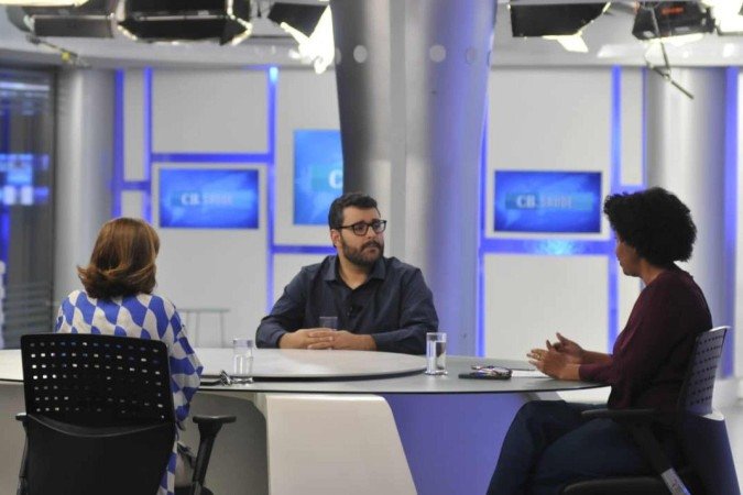 André Botelho, coordenador de psiquiatria do Hospital Sírio-Libanês, fala ao CB.Saúde sobre prevenção ao suicídio. Na bancada, Carmen Souza e Sibele Negromonte -  (crédito:   Minervino Junior CB/DA Press)