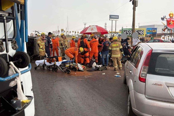 No mesmo veículo, um Fiat Mille azul, estava o condutor, que conseguiu sair consciente e orientado - (crédito: Divulgação/CBMDF) No mesmo veículo, um Fiat Mille azul, estava o condutor, que conseguiu sair consciente e orientado - (crédito: Divulgação/CBMDF)