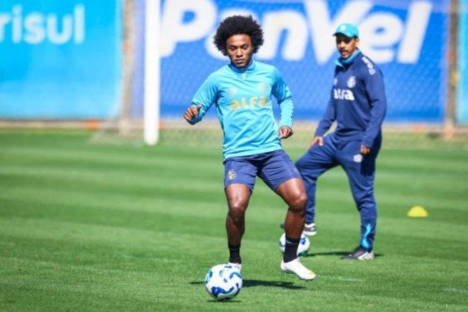 Macos Rocha (esquerda), Carlos Vinícius (centro) e Willian (direita) são potenciais mudanças no time titular do Grêmio para o clássico -  (crédito: Fotos: Lucas Uebel / Grêmi FBPA)
